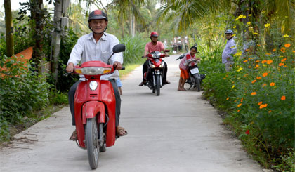 Trồng rau tưới nước bằng bét phun đang rất phổ biến ở Trung An.