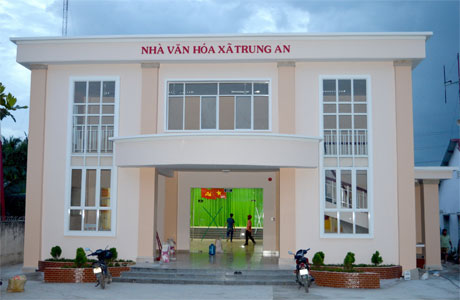 Đường 19-5 qua ấp 1 được trải đal rộng tênh, phẳng lì thuận tiện cho người dân đi lại, vận chuyển hàng hóa.