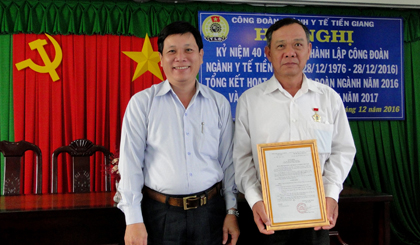Phó Chủ tịch LĐLĐ tỉnh Lê Minh Hùng trao Bằng công nhận danh hiệu Chiến sĩ thi đua của Tổng Liên đoàn Lao động Việt Nam cho ông Trần Văn Dân.