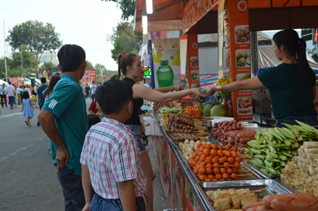 Gian hàng ăn uống phục vụ khá nhộn nhịp.