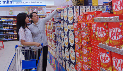 Chú thích ảnh: Các mặt hàng bánh kẹo Tết đang được bày bán tại Co.op Mart Mỹ Tho.