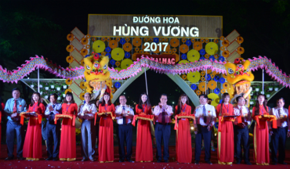 Lãnh đạo tỉnh cùng các lãnh đạo Sở ngành cắt băng khai mạc.