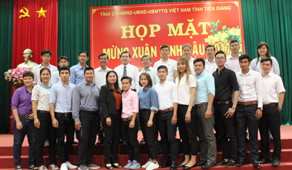 ông Lê Văn Hưởng, Phó Bí thư Tỉnh ủy, Chủ tịch UBND tỉnh chụp ảnh lưu niệm với HLV, vận động viên tỉnh nhà