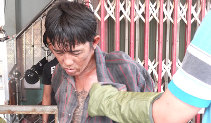 Người dân dùng dây dù trói tên Nhơn lại chờ xử lý.