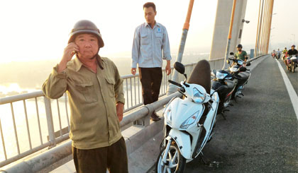 Sau khi cô gái dựng xe trên cầu rồi bất ngờ lao mình xuống dòng sông Tiền.