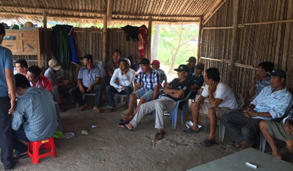 Ảnh: Các con bạc tham gia đá gà bị bắt giữ.