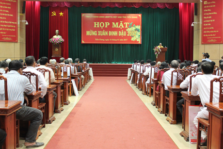 Đại diện các giới phát biểu tại buổi họp mặt.