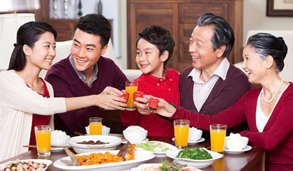 Tiêu thụ nhiều thực phẩm dịp Tết dễ sinh chứng chướng bụng, đầy hơi.