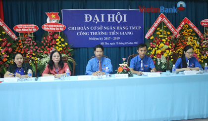 Đoàn chủ tịch làm việc tại Đại hội.