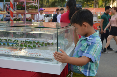 Thích thú bên mô hình thành phố Mỹ Tho thu .