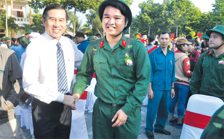 Ông Lê Văn Hưởng, Phó Bí thư Tỉnh ủy, Chủ tịch UBND tỉnh, Chủ tịch Hội đồng Nghĩa vụ Quân sự tỉnh động viên thanh niên TP. Mỹ Tho lên đường nhập ngũ.