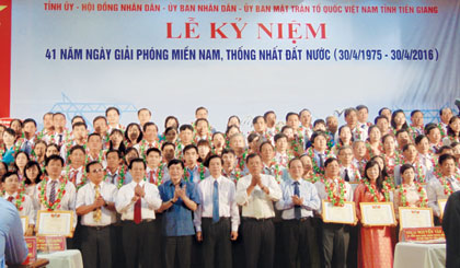 Lãnh đạo Trung ương và tỉnh chúc mừng các cán bộ công đoàn xuất sắc và công nhân tiêu biểu trong năm 2016.