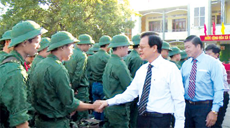 Ông Nguyễn Văn Danh, Ủy viên BCH Trung ương Đảng, Bí thư Tỉnh ủy, Chủ tịch HĐND tỉnh và ông Lê Hồng Quang, Ủy viên BCH Trung ương Đảng, Phó Bí thư Thường trực Tỉnh ủy động viên thanh niên huyện Châu Thành và huyện Gò Công Tây lên đường nhập ngũ.