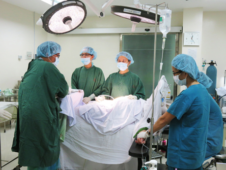 Ê - kíp mổ sẵn sàng cùng người mẹ “vượt cạn”.