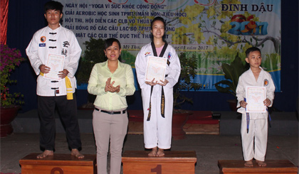 Bà Nguyễn Thị Kim Chi, quyền Giám đốc Trung tâm TDTT thành phố trao giải quyền tập thể.