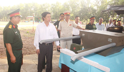 Ông Nguyễn Văn Danh, Ủy viên BCH Trung ương Đảng, Bí thư Tỉnh ủy tham quan mô hình học cụ.