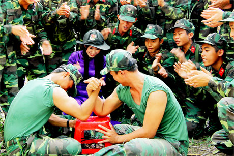 “Ai khỏe hơn ai?”. Ảnh: Trần Tuấn