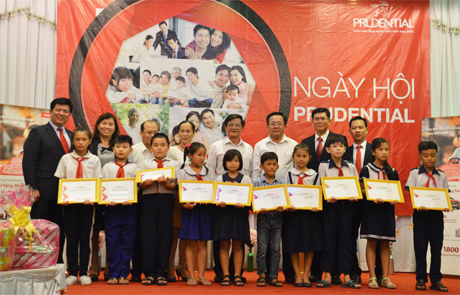 Đại diện Prudential và lãnh đạo TP. Mỹ Tho trao học bổng cho các học sinh.