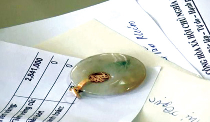 Sợi dây chuyền, tang vật vụ án. Ảnh: Lê Hoài