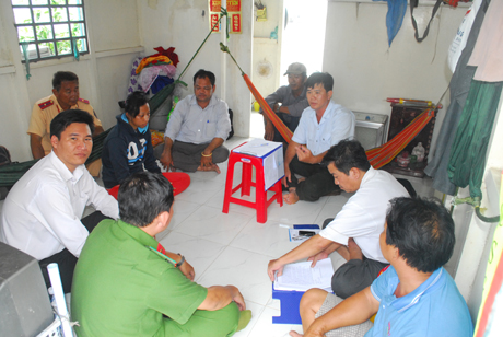 Đoàn kiểm tra lập biên bản người vi phạm khai thác cát trái phép.