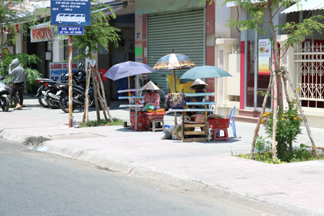 Trong những ngày qua, một số người dân mưu sinh đang phải phơi mình, “vắt kiệt” sức dưới cái nắng nóng như đổ lửa.