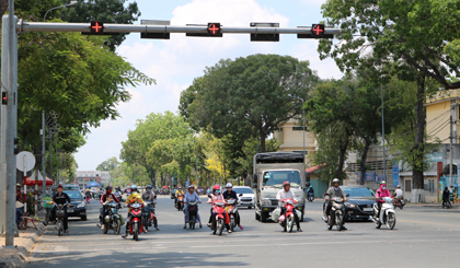 Nắng nóng gay gắt giữa trưa ngày 21-4 đã khiến không ít người dân lưu thông trên đường Hùng Vương, TP. Mỹ Tho phải tìm bóng mát để chờ đèn đỏ.