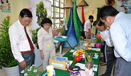 Đại biểu tham quan triển lãm Cuộc thi Sáng tạo thanh niên, thiếu niên và nhi đồng TP. Mỹ Tho năm học 2016 - 2017.