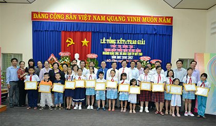 Đại biểu chụp ảnh lưu niệm cùng các em học sinh.