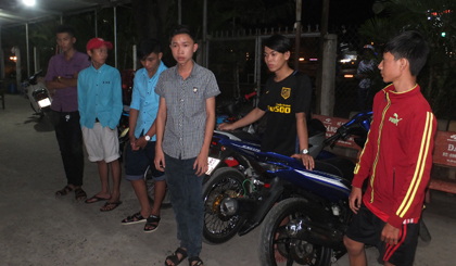 Các quái xế cùng phương tiện tại cơ quan công an.