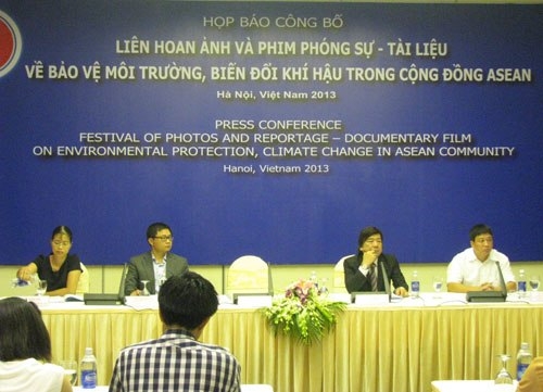 Các cử tọa, đại diện Ban tổ chức Liên hoan tại buổi họp báo